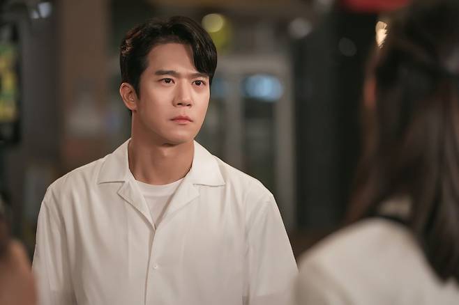 멜로 연기로 안방을 울리고 있는 남자 배우 하석진, 서강준(아래 사진). 이들은 연인에 대한 절절함을 담은 열연으로 화제를 모으며 원빈, 조인성, 소지섭 등 2000년부터 이어진 미남 배우들의 눈물 연기 계보를 이어받았다. [사진 KBS]