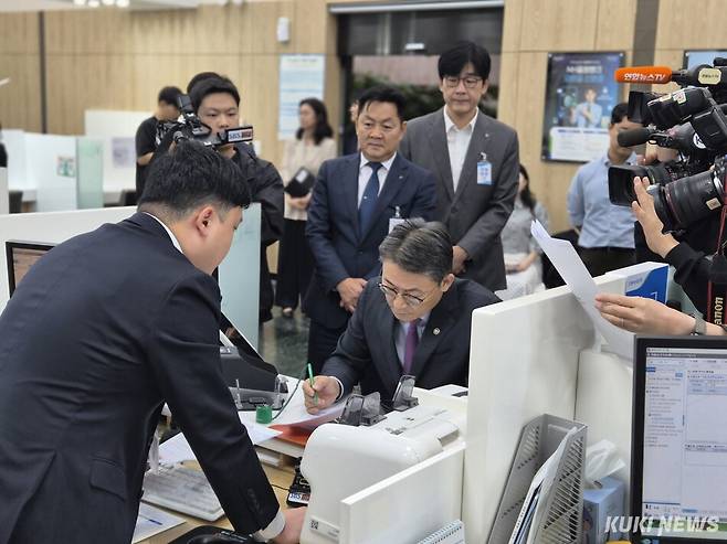 권대영 금융위원회 부위원장이 30일 오전 제2차 국민참여형 국민성장펀드 판매처 중 하나인 서울 종로구 NH농협은행 정부서울청사지점을 방문해 펀드를 가입하고 있다. 최은희 기자
