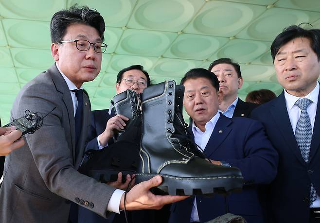 진성준 국회 국방위원장을 비롯한 국방위원들이 28일 오후 경기 연천군 육군 25사단 비룡전만대를 찾아 방호복과 지뢰덧신 등을 살펴보고 있다. 국민일보DB