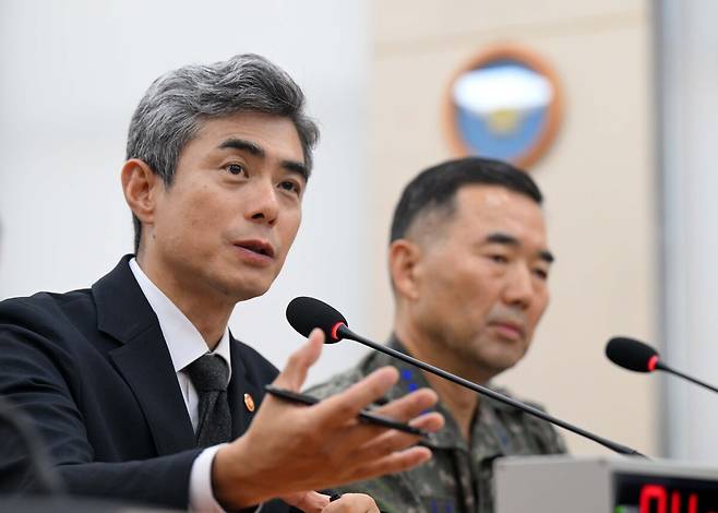 강신철 국방부 장관이 29일 국회에서 열린 국방위원회 DMZ 지뢰 추정 폭발사고 현안 질의에서 답변하고 있다. 이한형 기자
