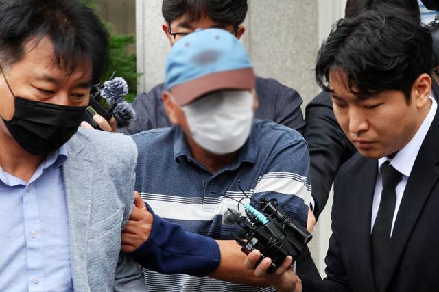 광주 여고생 살인 사건의 피고인 장윤기 사건의 증거를 인멸한 혐의 등을 받는 광주 광산경찰서 A 경감이 전남광주통합특별시 동구 광주지방법원에서 열린 구속 전 피의자 심문(영장실질심사)에 출석한 뒤 법정 밖으로 나오고 있다. 연합뉴스