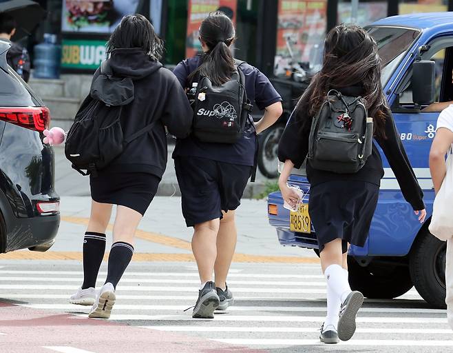 서울시교육청이 2027학년도 공립 중등학교 교사와 특수·보건·영양·사서·전문상담교사 694명을 선발한다. 전년도 1000명보다 306명(30.6%) 줄어든 규모다. 사진은 9일 서울 시내 한 중학교에서 하교하는 학생들. [연합]