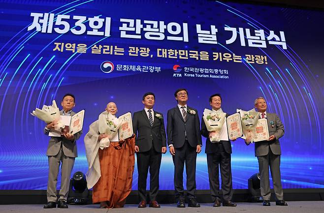 30일 열린 제53회 관광의 날 기념식에서 정부포상 수상자들과 주요 참석자들이 기념촬영을 하고 있다. 왼쪽부터 정형필 킨텍스 처장 대리 수상자인 부친, 국민훈장 동백장을 받은 진관사 김옥희 회주(계호스님), 이경수 한국관광협회중앙회장, 최휘영 문화체육관광부 장관, 은탑산업훈장을 받은 김남철 힐튼경주 총지배인, 철탑산업훈장을 받은 김춘추 킴스엠앤티 대표. [문화체육관광부 제공]