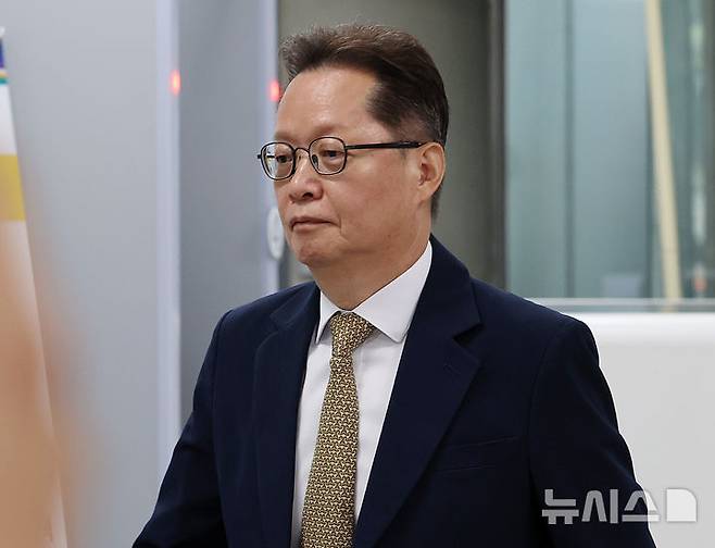 [서울=뉴시스] 이영환 기자 = 12·3 비상계엄의 위헌·위법성을 지적하는 내용의 방송 자막을 삭제하도록 지시한 혐의로 재판에 넘겨진 이은우 전 한국정책방송원(KTV) 원장이 항소심에서도 징역형의 집행유예를 선고받았다. 사진은 이 전 원장이 지난 6월 26일 1심 선고기일을 마친 후 이동하는 모습. 2026.09.30. 20hwan@newsis.com
