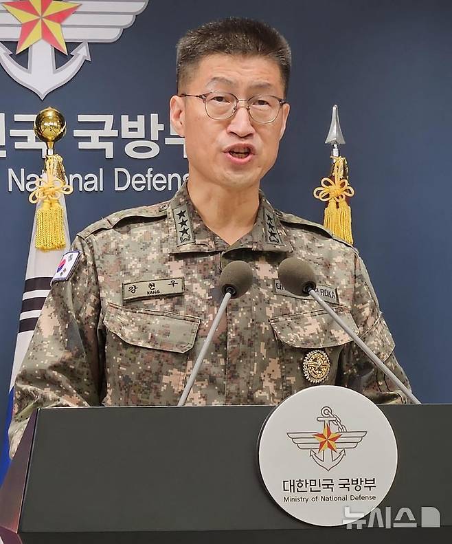 [서울=뉴시스] 옥승욱 기자 = 강현우 합동참모본부 작전본부장이 30일 오전 서울 용산구 국방부에서 비무장지대(DMZ) 지뢰 폭발 사고와 관련해 입장을 발표하고 있다. 2026.9.30. okdol99@newsis.com