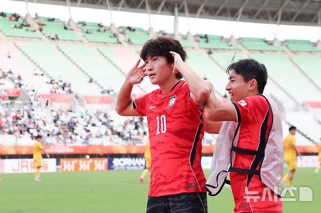 [오사카(일본)=뉴시스] 황준선 기자 = 30일(현지시간) 일본 오사카 나가이 스타디움에서 열린 2026 아이치·나고야 아시안게임 남자 축구 준결승 한국과 중국의 경기, 후반 한국 배준호가 팀의 두 번째 골을 넣은 뒤 세리머니하고 있다. 2026.09.30. hwang@newsis.com