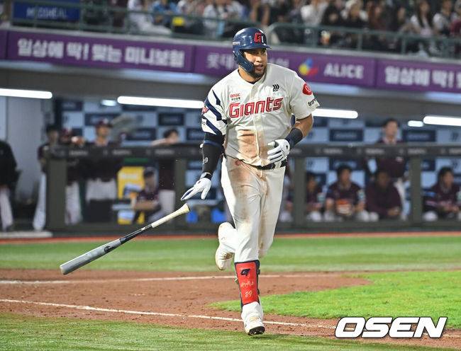 [OSEN=부산, 이석우 기자] 30일 부산 사직야구장에서 2026 신한 SOL KBO 리그 롯데 자이언츠와 키움 히어로즈의 경기가 열렸다. 홈팀 롯데는 로드리게스가, 방문팀 키움은 김성진이 선발 출전했다.롯데 자이언츠 레이예스가 4회말 2사 2루 우익수 앞 1타점 안타를 치고 있다. 2026.09.30 / foto0307@osen.co.kr