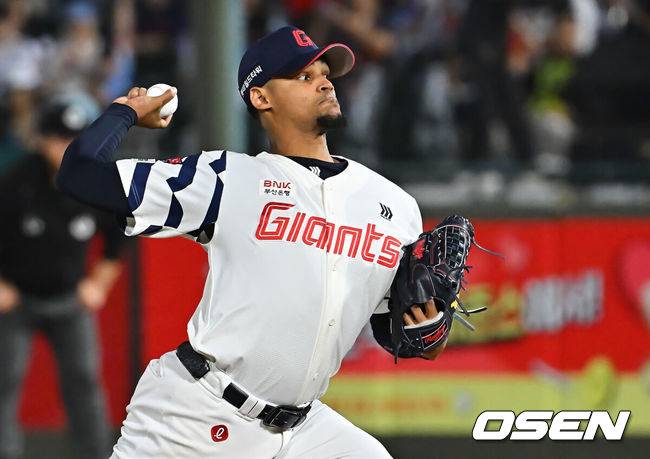 [OSEN=부산, 이석우 기자] 30일 부산 사직야구장에서 2026 신한 SOL KBO 리그 롯데 자이언츠와 키움 히어로즈의 경기가 열렸다. 홈팀 롯데는 로드리게스가, 방문팀 키움은 김성진이 선발 출전했다.롯데 자이언츠 선발 투수 로드리게스가 역투하고 있다. 2026.09.30 / foto0307@osen.co.kr