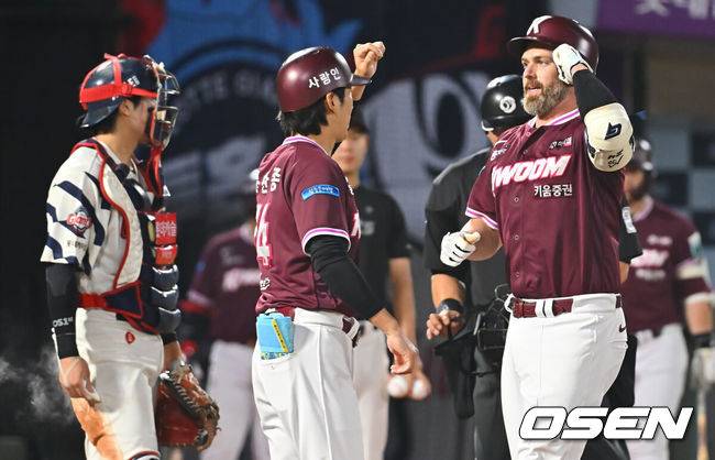 [OSEN=부산, 이석우 기자] 30일 부산 사직야구장에서 2026 신한 SOL KBO 리그 롯데 자이언츠와 키움 히어로즈의 경기가 열렸다. 홈팀 롯데는 로드리게스가, 방문팀 키움은 김성진이 선발 출전했다.키움 히어로즈 데이비슨이 5회초 1사 1루 좌월 2점 홈런을 치고 하이파이브를 하고 있다. 2026.09.30 / foto0307@osen.co.kr