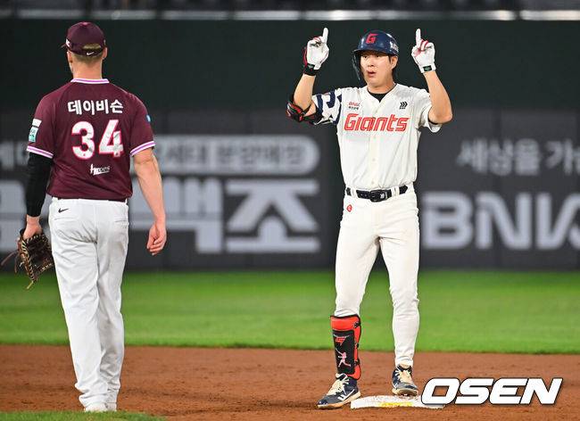[OSEN=부산, 이석우 기자] 30일 부산 사직야구장에서 2026 신한 SOL KBO 리그 롯데 자이언츠와 키움 히어로즈의 경기가 열렸다. 홈팀 롯데는 로드리게스가, 방문팀 키움은 김성진이 선발 출전했다.롯데 자이언츠 나승엽이 3회말 무사 좌중간 2루타를 치고 세리머니를 하고 있다. 2026.09.30 / foto0307@osen.co.kr