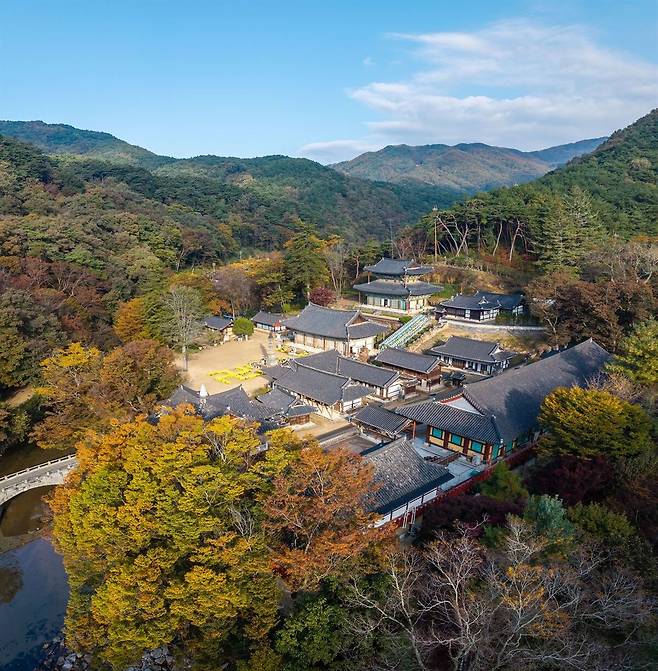 산줄기가 겹겹이 두른 골짜기에 전각이 모여 있다. 마당 한쪽에는 노란 국화 화분이 줄지어 놓였다. 사진=한국관광공사(이효직) 제공