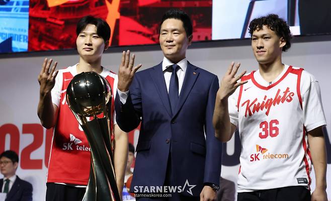 서울 SK 안영준(왼쪽부터), 전희철 감독, 에디 다니엘이 포토타임을 갖고 있다. /사진=김진경 대기자