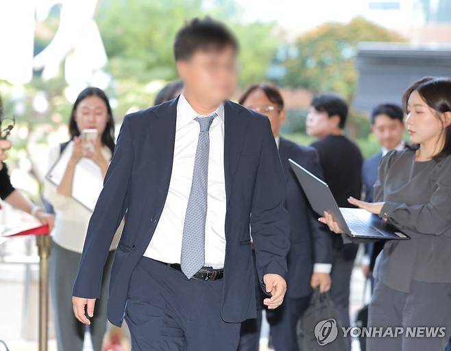 서부지법 출석하는 제넨셀 설립자 강 모 씨 (서울=연합뉴스) 류영석 기자 = 김승원 법무부 장관 후보자와 관련한 식약처 청탁 의혹의 핵심 인물인 제넨셀 설립자 강 모 씨가 15일 서울 마포구 서울서부지방법원에서 열린 뇌물공여 혐의 공판기일에 출석하고 있다. 2026.9.15 ondol@yna.co.kr
