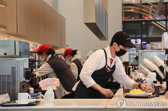 서울 시내의 한 카페에서 일하는 종업원들 [연합뉴스 자료사진] *기사와 관련이 없는 자료사진입니다.