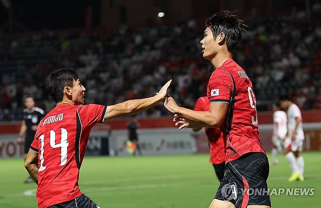 선취골 넣은 한국 이영준 (나고야=연합뉴스) 김성민 기자 = 25일 일본 나고야 미즈호 공원 럭비경기장에서 열린 2026 아이치·나고야 아시안게임 남자 축구 8강 한국과 베트남의 경기. 한국 이영준이 선취골을 넣고 동료선수들과 기뻐하고 있다. 2026.9.25 ksm7976@yna.co.kr