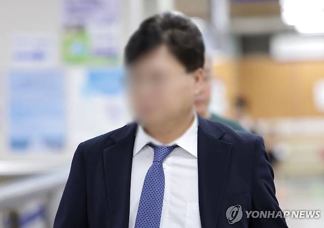 배임 혐의 2심 선고 공판 출석하는 제넨셀 창업자 (서울=연합뉴스) 류영석 기자 = 법무부 장관 후보였던 더불어민주당 김승원 의원의 코로나19 임상시험 승인 로비 의혹에 연루된 제넨셀 창업자 강모 교수가 30일 서울 서초구 서울고등법원에서 열린 배임 혐의 2심 선고 공판에 출석하고 있다. 2026.9.30 ondol@yna.co.kr