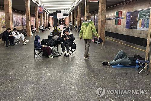 지난해 5월 러시아의 미사일·드론 공습경보에 지하철역으로 피신한 키이우 시민들 [AP=연합뉴스 자료사진. 재판매 및 DB 금지]