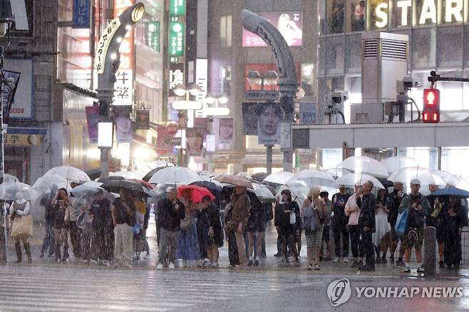 비내리는 도쿄 시부야 [EPA=연합뉴스. 재판매 및 DB 금지]