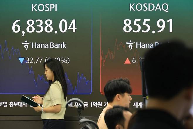 9월 30일 서울 중구 하나은행 본점 딜링룸에 주가가 표시돼 있다. (사진=연합뉴스)