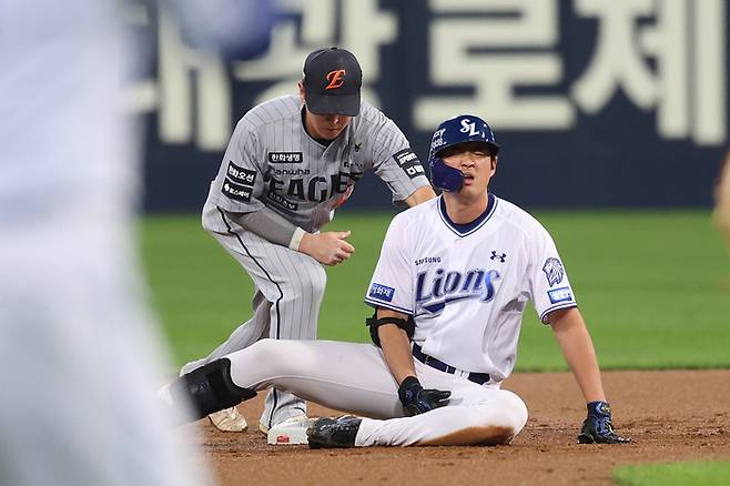삼성 구자욱이 30일 대구삼성라이온즈파크에서 열린 2026 KBO리그 정규시즌 한화와 경기에서 1회말 2루타 때린 후 왼쪽 햄스트링 통증을 호소하고 있다. 사진 | 삼성 라이온즈
