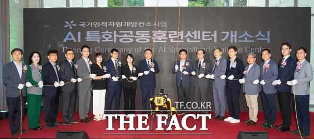 강명구 국민의힘 국회의원과 지역 기업체 대표들이 지난 5월 21일 열린 AI특화공동훈련센터 개소식에서 개소를 알리는 퍼포먼스를 하고 있다. 센터는 AI·로봇 기반 제조혁신을 이끌 현장 실무형 전문인력 양성에 나선다. /구미시