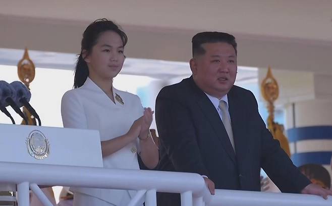 김정은 북한 국무위원장(오른쪽)이 지난달 6일 동해 원산항에서 열린 강건호 취역 기념식에 딸 주애와 함께 참석한 모습. 조선중앙TV 캡처·뉴시스