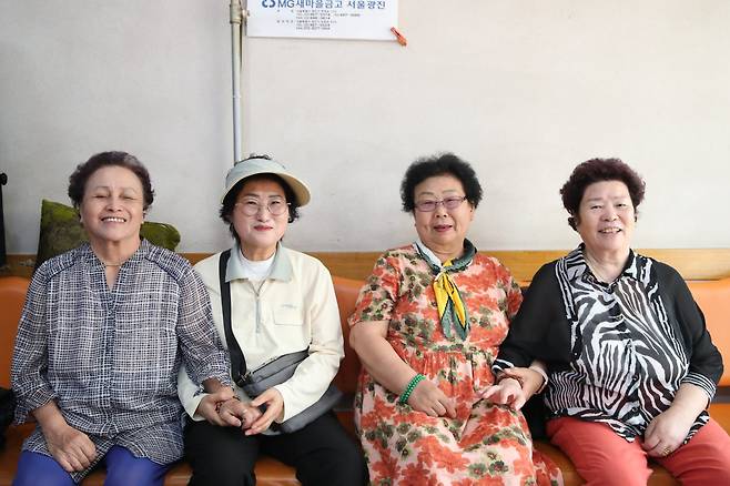 hy 프레시 매니저 탁정숙 씨가 어르신들과 함께하는 모습. hy 제공
