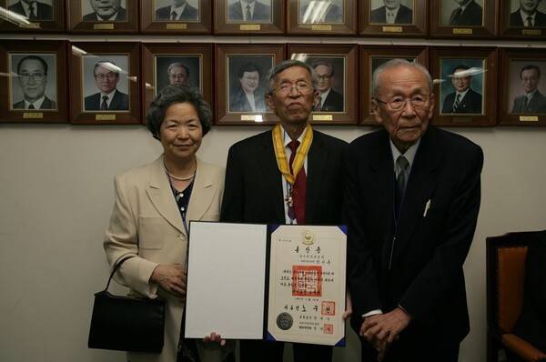 2007년 3월7일 동백훈장 수상 때. 왼쪽부터 아내 정금영 여사, 고인, 부친 고 방지일 목사. 국사편찬위원회 제공