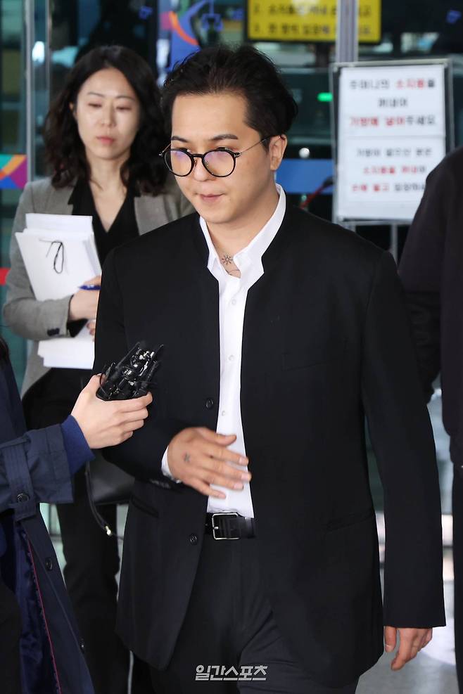 사회복무요원 근무 중 ‘부실 복무’ 혐의로 재판에 넘겨진 그룹 위너 멤버 송민호가 21일 서울 마포구 서울서부지방법원에서 열린 첫 공판을 마치고 법원을 나서고 있다. 서병수 기자 qudtn@edaily.co.kr /2026.04.21/