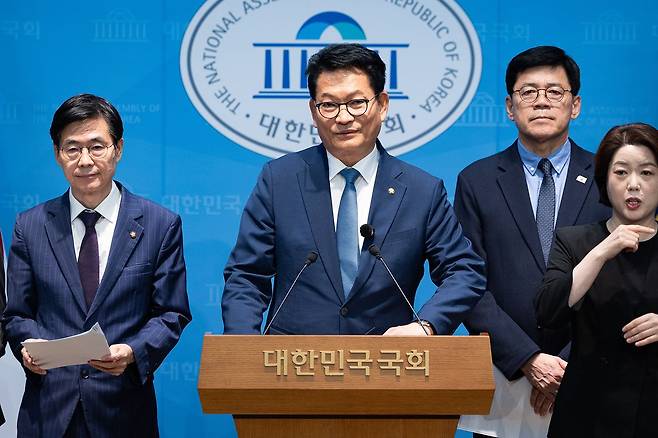 송영길 더불어민주당 의원을 비롯한 여야 의원들이 지난달 18일 서울 여의도 국회 소통관에서 여야 의원 88인 '한반도 평화체제 구축 및 북미정상회담 개최 촉구 결의안' 발의 기자회견을 하고 있다. 국민의힘 조경태, 민주당 송영길, 조국혁신당 김준형 의원. 뉴스1