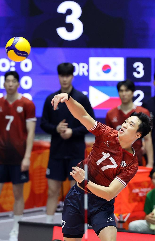 27일 일본 아이치현 파크 아레나 고마키에서 열린 2026 아이치·나고야 아시안게임 남자 배구 예선 대한민국과 필리핀의 경기.   2세트에서 임동혁이 서브를 넣고 있다. 연합뉴스