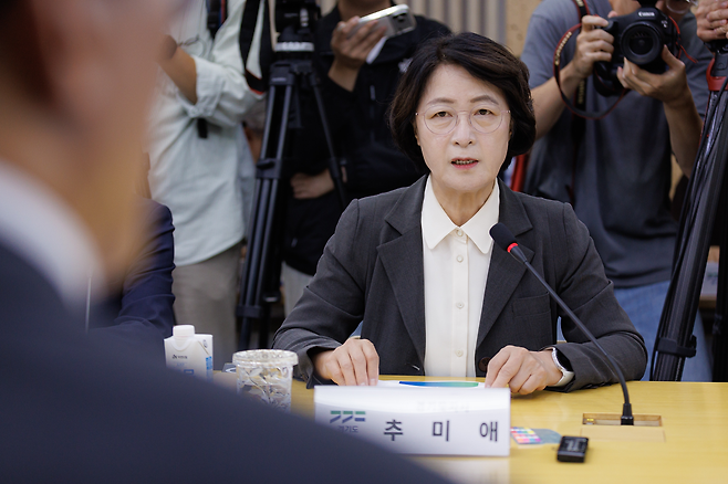 추미애 경기도지사가 지난달 21일 경기도북부청사에서 열린 경기도-더불어민주당 최고위원회의에 참석해 발언하고 있다. 경기도 제공