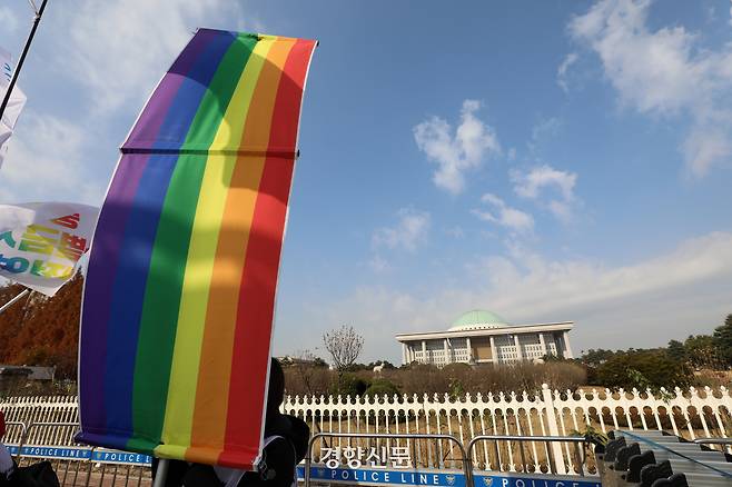 차별금지법 제정연대 관계자들이 2024년 4월25일 서울 여의도 국회 앞에서 차별금지법의 연내 제정 등을 촉구하며 90여개의 깃발로 국회 담장을 에워싸는 깃발 포위 행동을 하고 있다. 권도현 기자