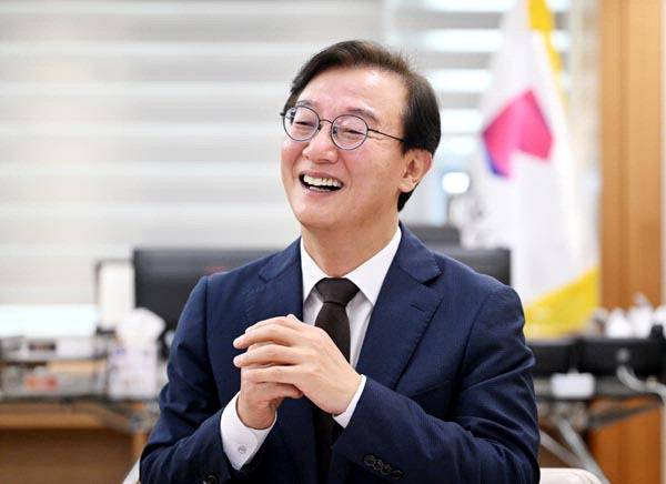 취임 100일을 앞둔 전재수 부산시장이 1일 시청 집무실에서 민선 9기 시정 운영 방향을 설명하고 있다. 전 시장은 임기 내 ‘해양수도 부산’ 기반 구축과 실질적 성과 창출을 최우선 과제로 강조했다. 김성효 선임기자 kimsh@kookje.co.kr