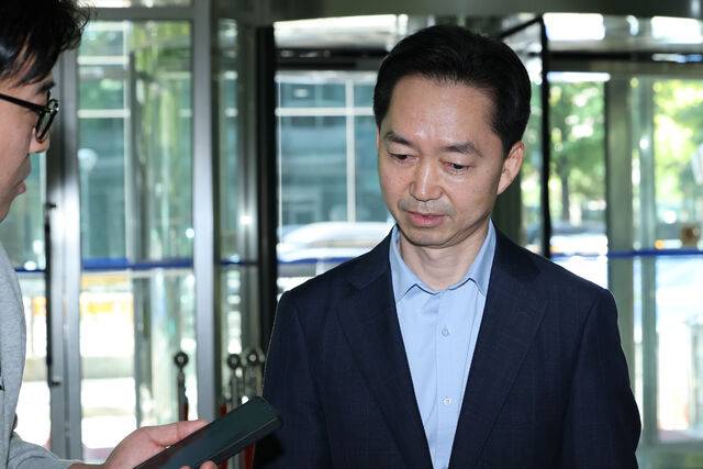 김지용 초대 중대범죄수사청장 후보자가 9월 17일 서울 종로구에 마련된 사무실로 출근하면서 취재진 질문을 받고 있다. 연합뉴스