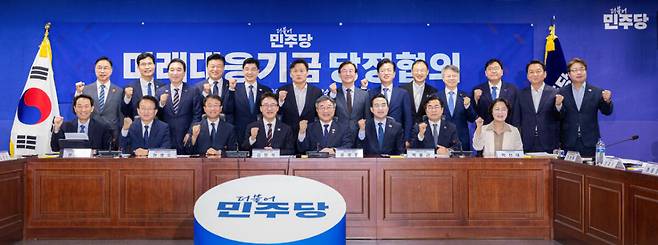 29일 오전 국회의원회관에서 열린 미래대응기금 당정협의회에서 추미애 경기도지사, 김민석 더불어민주당 대표, 윤호중 행정안전부 장관, 박홍근 기획예산처 장관 및 광역단체장들이 기념촬영을 하고 있다. 경기도 제공