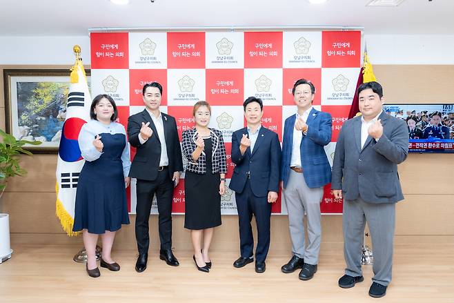 강남구의회를 방문한 플로리다 한인회 임원들과 강남구의회 의원. 좌측 네 번째 이재진 의장, 다섯 번째 신광수 플로리다 연합 한인회장,  두 번째 스티브 서 남부플로리다 한인회장, 세 번째 강선이 탐파 한인회장