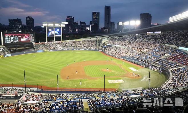 [서울=뉴시스] 김금보 기자 = 프로야구가 3년 연속 1000만 관중을 기록한 26일 서울 송파구 잠실야구장을 찾은 관중들이 2026 KBO리그 NC다이노스와 LG트윈스의 경기 관람을 즐기고 있다.  2026.08.26. kgb@newsis.com