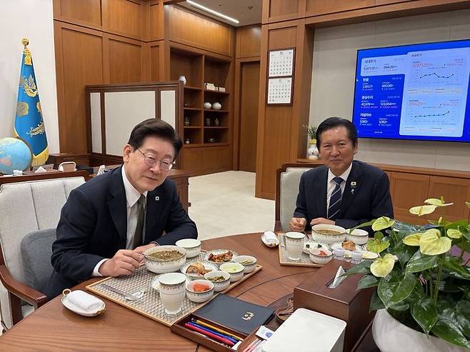 [서울=뉴시스]이재명 대통령과 정청래 전 더불어민주당 대표가 1일 청와대에서 만찬 중인 모습. (사진=청와대 제공) 2026.10.01. photo@newsis.com *재판매 및 DB 금지