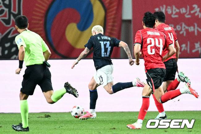 [OSEN= 서울월드컵경기장, 이대선 기자] 로베르토 모레노 감독이 이끄는 한국 축구대표팀이 28일 서울월드컵경기장에서 우루과이와 A매치 경기를 가졌다.한국은 지난 24일 오현규, 손흥민, 이동경의 연속골이 터져 에콰도르를 3-0으로 제압했다. 모레노 감독은 한국대표팀 데뷔전에서 승리를 신고했다.&nbsp;전반 우루과이 기예르모 바렐라가 세 번째 골을 성공시키고 있다. 2026.09.28 / sunday@osen.co.kr