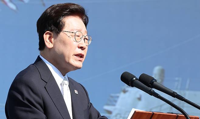 이재명 대통령이 30일 울산에서 열린 대호김종서함 진수식에서 축사를 하고 있다. 청와대통신사진기자단