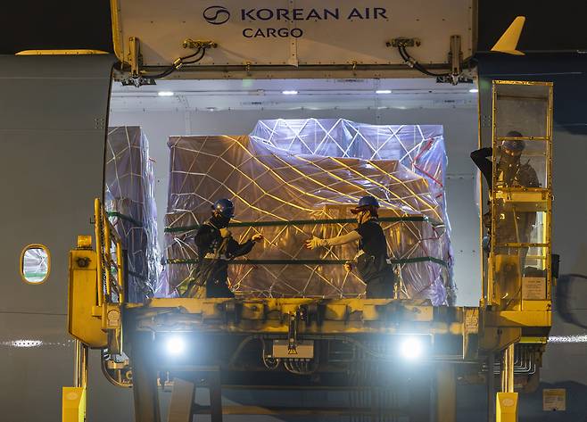 삼성전자와 SK하이닉스의 수출 반도체들이 인천국제공항 대한항공 화물터미널에서 화물기에 탑재되고 있다. 영종도=오승현 기자