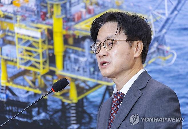 국회 산자위에 대미 투자 관련 보고하는 김정관 산업부 장관 (서울=연합뉴스) 황광모 기자 = 김정관 산업통상부 장관이 22일 국회 산업통상중소벤처기업위원회에서 '대한민국과 미합중국 간 전략적투자의 운영 및 관리를 위한 특별법'에 따른 대미투자 사전보고를 하고 있다. 2026.9.22 hkmpooh@yna.co.kr