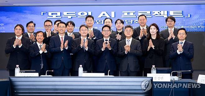 모두의 AI 프로젝트 사업자 간담회 (서울=연합뉴스) 배경훈 부총리 겸 과학기술정보통신부 장관이 4일 서울 중구 한국프레스센터에서 열린 '모두의 AI 프로젝트 사업자 간담회'에 참석, 관계자들과 기념 촬영하고 있다.
     앞줄 왼쪽부터 백준호 퓨리오사AI 대표, 김성훈 업스테이지 대표, 이경일 솔트룩스 대표, 박윤영 KT 대표, 배경훈 부총리, 정재헌 SK텔레콤 대표, 정신아 카카오 대표, 김지훈 SK텔레콤 본부장. 2026.9.4 [과학기술정보통신부 제공. 재판매 및 DB 금지] photo@yna.co.kr