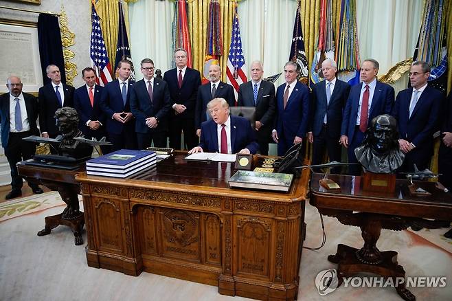 30일(현지시간) 백악관 집무실에서 한국의 대미투자 발표하는 트럼프 대통령 [UPI=연합뉴스. 재판매 및 DB 금지]