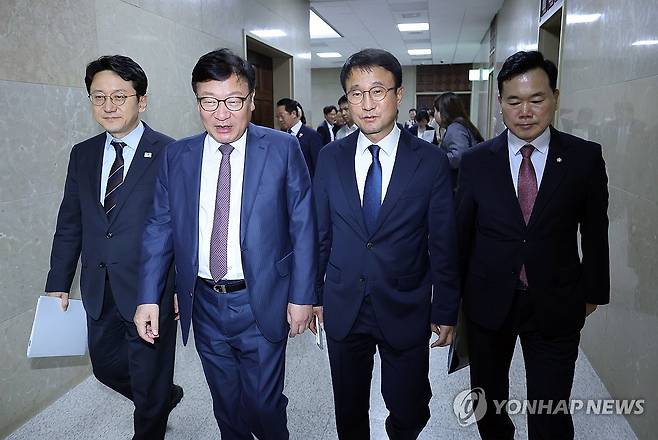 함께 나오며 얘기 나누는 여야 원내대표 (서울=연합뉴스) 배재만 기자 = 더불어민주당 한병도 원내대표(오른쪽 두 번째)와 국민의힘 정점식 원내대표(왼쪽 두 번째)가 16일 국회에서 열린 운영위원회 전체회의를 마친 뒤 함께 나오며 얘기를 나누고 있다. 왼쪽은 더불어민주당 천준호 원내운영수석부대표, 오른쪽은 국민의힘 김승수 원내운영수석부대표. 2026.9.16 scoop@yna.co.kr