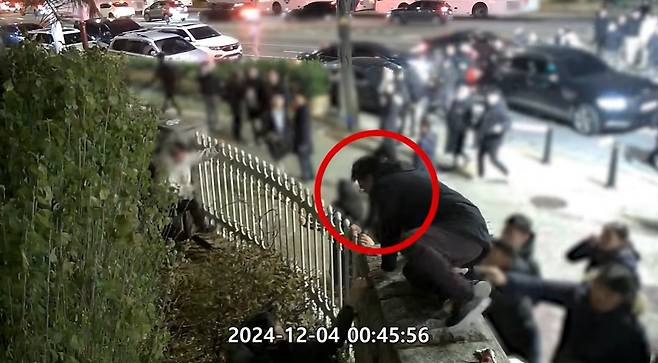 계엄 당시 국회 담장 넘는 김민석 대표 [더불어민주당 김민석 대표 유튜브 캡처. 재배포 및 DB 금지]