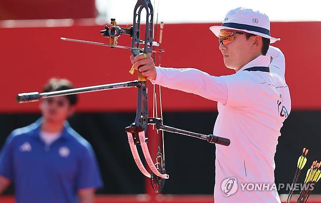 텐텐텐 (오카자키[일본]=연합뉴스) 이동해 기자 = 1일 일본 아이치현 오카자키 중앙종합공원 다목적광장에서 열린 2026 아이치·나고야 아시안게임 양궁 컴파운드 남자 개인 결승 한국 김종호와 대만 장정웨이의 경기. 김종호가 활시위를 놓고 있다. 2026.10.1 eastsea@yna.co.kr