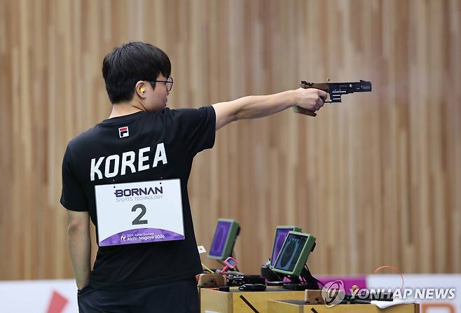 과녁 조준하는 이건혁 (도요타[일본]=연합뉴스) 임화영 기자 = 1일 일본 아이치현 종합사격장에서 열린 2026 아이치·나고야 아시안게임 사격 남자 25ｍ 속사권총 개인전 결선. 한국 이건혁이 과녁을 조준하고 있다. 2026.10.1 hwayoung7@yna.co.kr