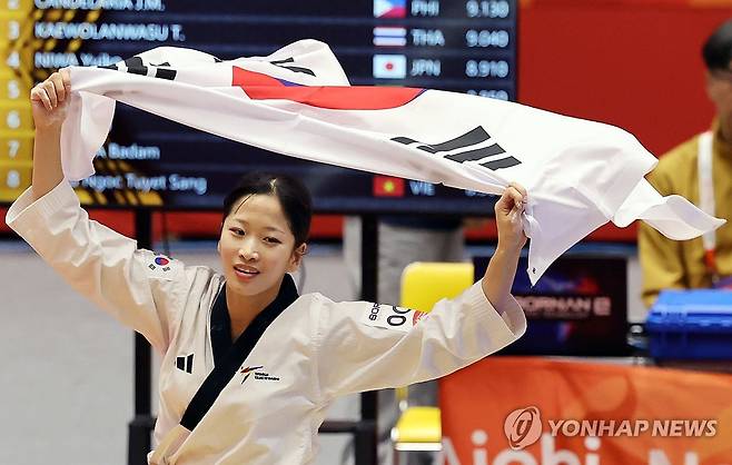 태권도 품새 정하은, '금메달입니다' (도요하시[일본]=연합뉴스) 한종찬 기자 = 1일 일본 아이치현 도요하시 체육관에서 열린 2026 아이치·나고야 아시안게임 태권도 여자 품새 결승 경기. 1위로 경기를 마친 한국 정하은이 태극기를 들고 뛰고 있다. 2026.10.1 saba@yna.co.kr